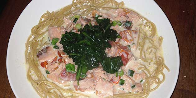 Spagetti med r�kt laks og spinat