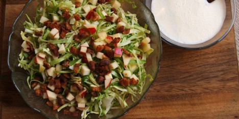 Spissk�lsalat med bacon og eple