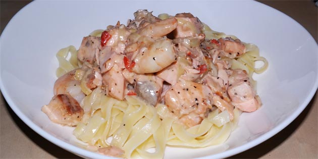 Tagliatelle med laks og scampi