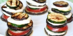 Tilbehør av aubergine, squash, tomat og mozzarella
