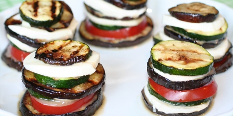 Tilbeh�r av aubergine, squash, tomat og mozzarella