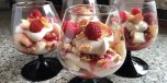 Trifli dessert med fersken og bringebær