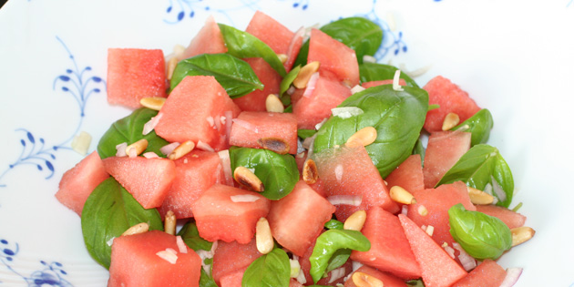 Vannmelonsalat med basilikum og pinjekjerner
