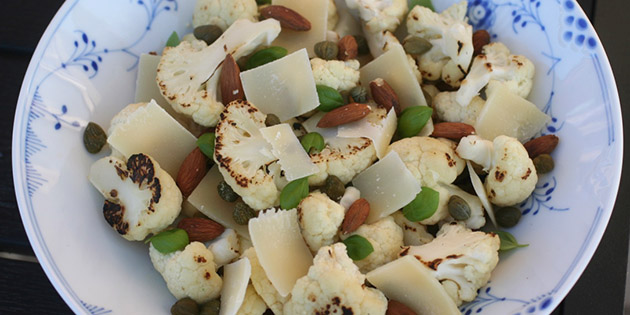 Blomk�lssalat med parmesan, kapers og mandler