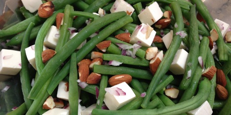 B�nnesalat med mandler, r�dl�k og fetaost