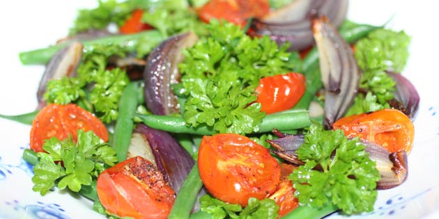 B�nnesalat med r�dl�k og cherrytomat