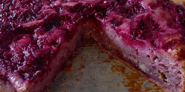 Brownie med bringeb�r og hvit sjokolade