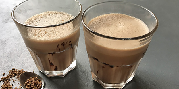 Enkel hjemmelaget iskaffe med vaniljeis