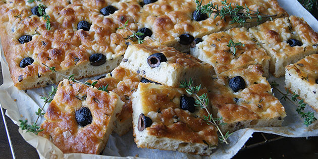 Focaccia med oliven