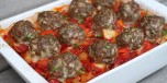Krydrede kjøttboller i fat med grønnsaker og tomatsaus