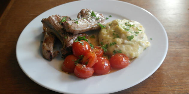 Lammekoteletter med bacon og parmesanpotetmos
