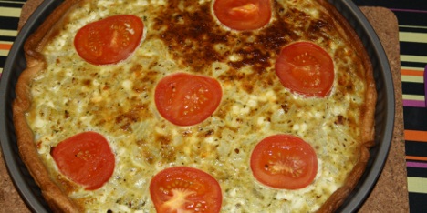 Pai med pesto, l�k og tomat