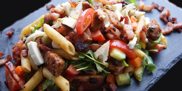 Pastasalat med kylling og bacon
