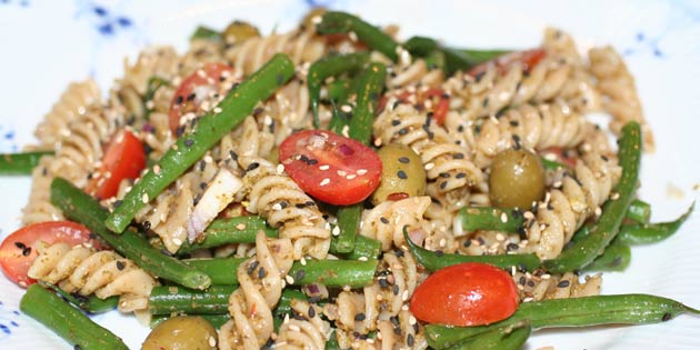 Pastasalat med pesto og b�nner