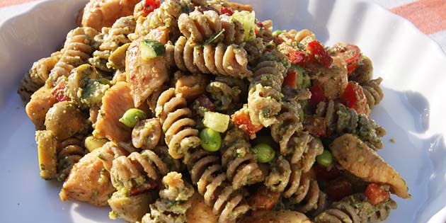 Pastasalat med pesto og kylling