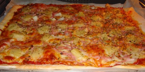 Pizza med skinke og ananas