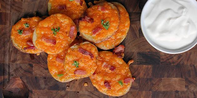 Deilige poteter i ovn med bacon og ost