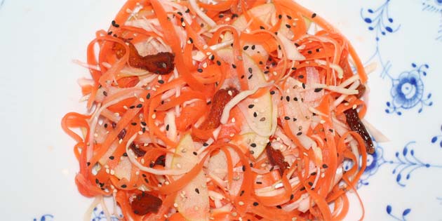 R�kostsalat med hodek�l, gulr�tter og eple