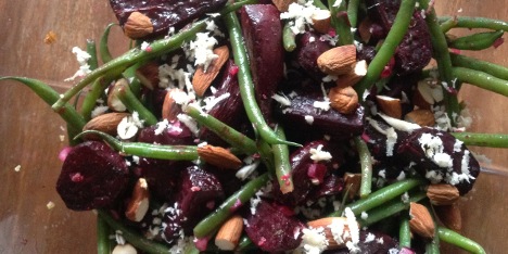 R�dbetsalat med pepperrot og mandler