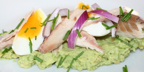R�kt makrell p� avokadomos