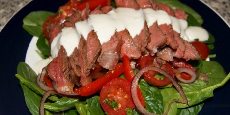 Lekker salat med oksekj�tt og dressing