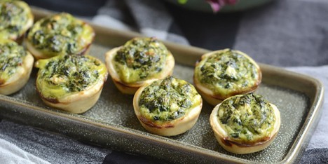 Sm� terter med spinat og feta