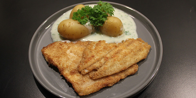 Spr�stekt fiskefilet med poteter og persillesaus