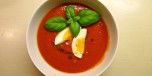 Tomatsuppe med pesto og egg